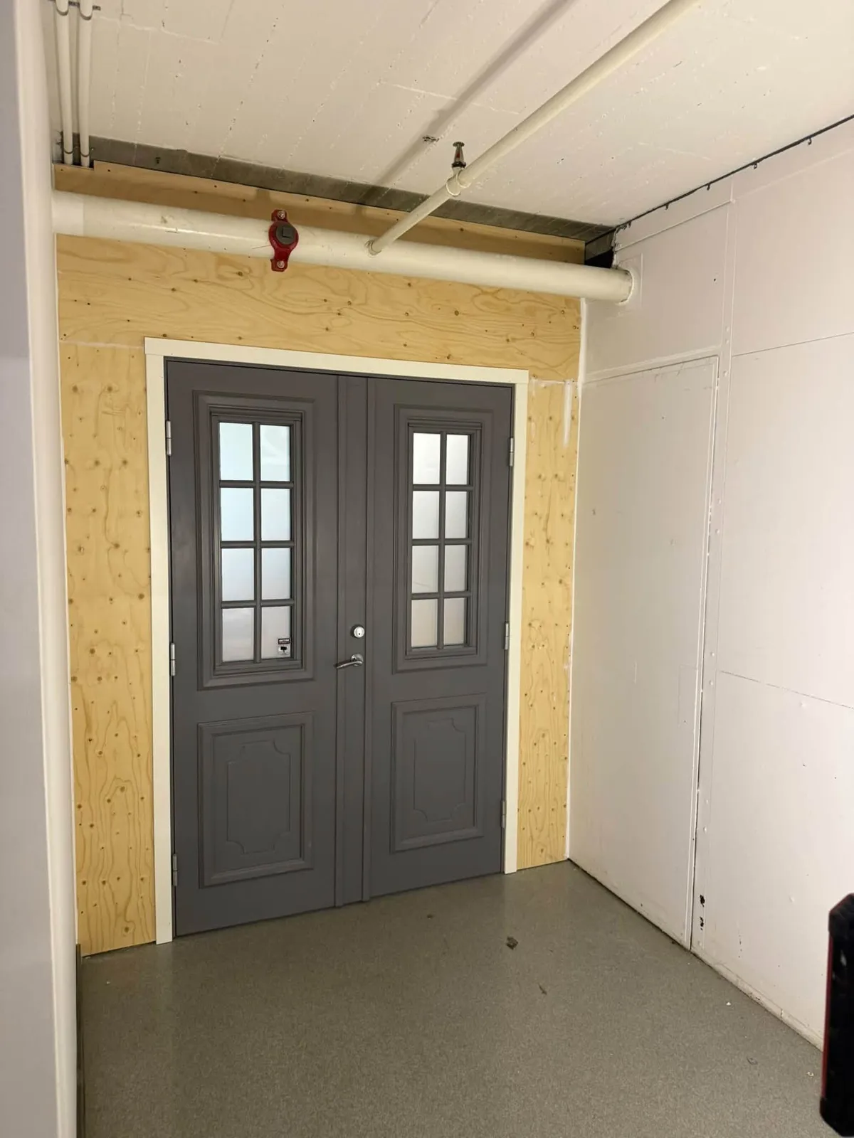 Pardörr målad i grått med vita foder