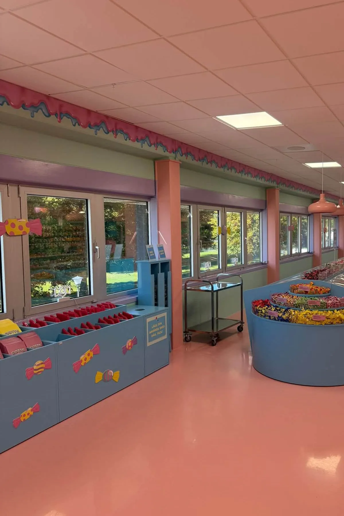 Butikslokal i pastellfärger med rosa pelare och golv samt ljusblå inredning